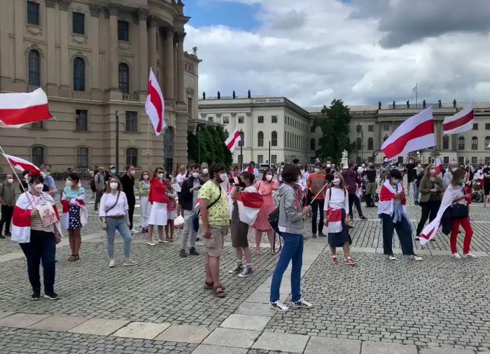 Малолюдно и тихо прошла в Берлине акция по случаю годовщины белорусского протеста