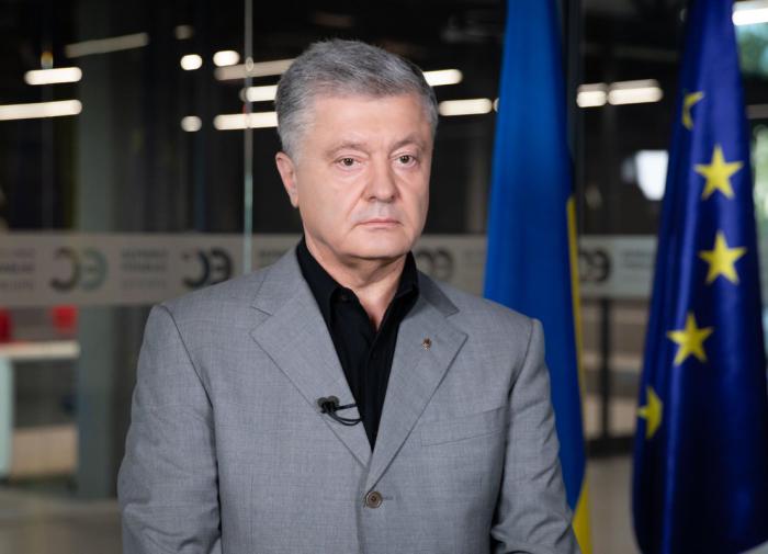 Защитники Украины не спасли: Порошенко облили зелёнкой в центре Киева