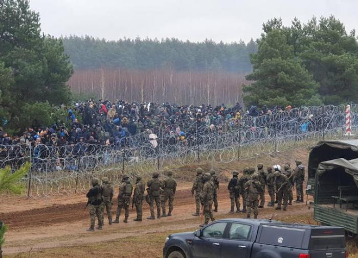 Агрессивные мигранты ночью вновь штурмовали границу с Польшей на двух участках