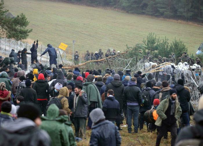 Беженцы устроили давку на границе Польши и Белоруссии, пограничники применят водомёты