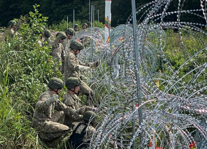 Накал страстей: на границе Польши и Белоруссии мигранты начали кидаться камнями в военных