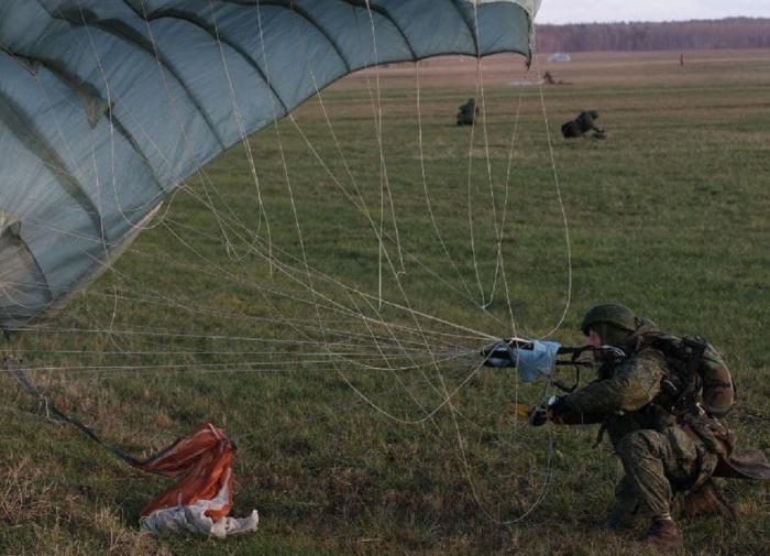 В Белоруссии начали совместные с РФ учения десантников из-за ситуации на границе