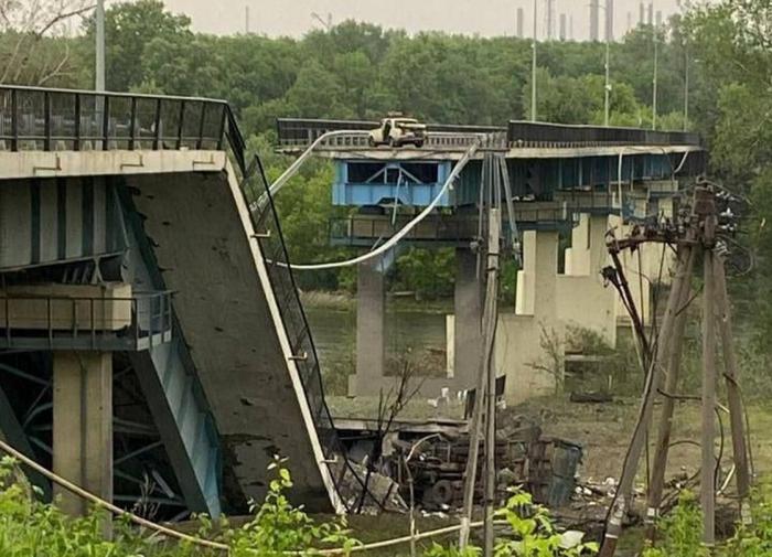 Бойцы ВСУ упали с моста в реку из-за разрушенного пролёта