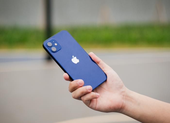 Пара продала маленького сына ради покупки iPhone в Индии