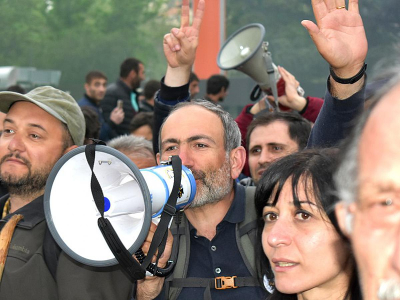 В Ереване заметили спикеров, призывающих собираться на митинг