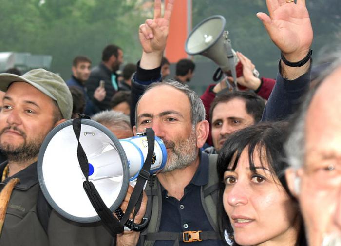 В Ереване заметили спикеров, призывающих собираться на митинг