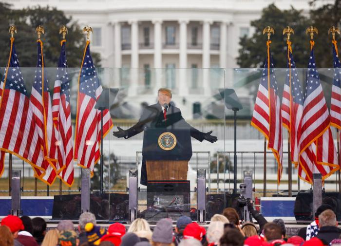 "Мы никогда не уступим": Трамп во время митинга поклялся бороться