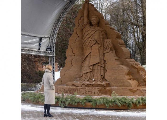 Огромный памятник Зеленскому появился в Эстонии