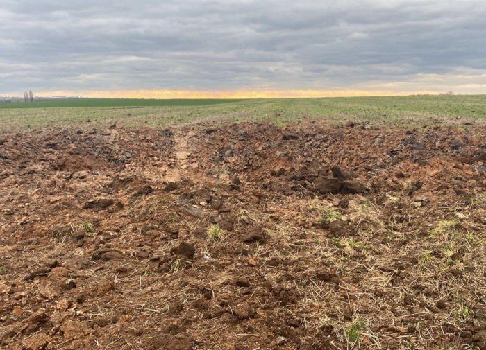 Сбитый под Симферополем беспилотник упал в поле, на месте падения — большая воронка